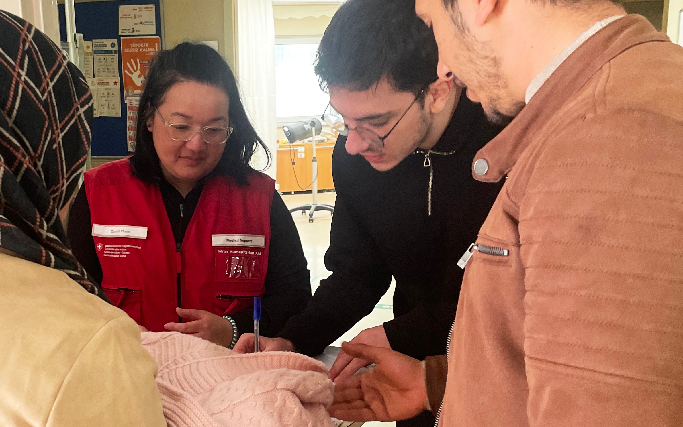 Une infirmière du CSA effectue un premier tri des patients avec un étudiant en médecine qui fait office de traducteur également.