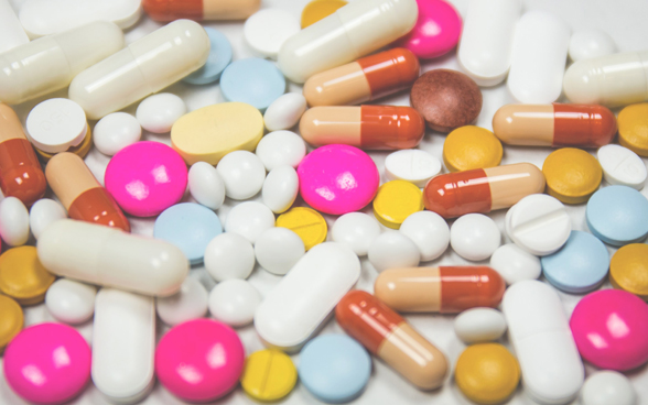 Auf dem Bild sind verschiedenste Pillen in unterschiedlichen Farben zu sehen.