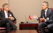 Federal Councillor Ignazio Cassis in discussion with Ukrainian foreign minister Osman Vadym Prystaiko. 