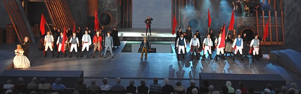 Un’immagine dallo spettacolo teatrale «I miserabili» sul palco galleggiante installato sul lago di Thun
