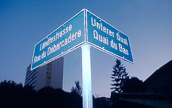 Таблички с названием улиц на немецком и французском языках