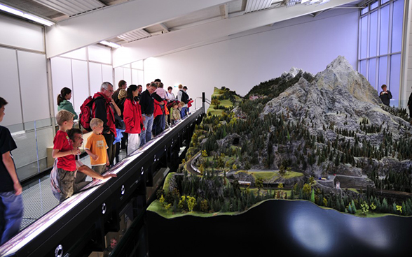 Sala de exposição na Casa do Transporte em Lucerna com visitantes