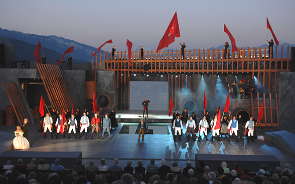 Toma de una escena de la obra de teatro «Los Miserables» representada en un escenario en el lago de Thun