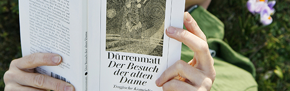 Uma mulher lê um livro de Friedrich Dürrenmatt