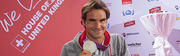 Roger Federer enseña su medalla de plata olímpica.