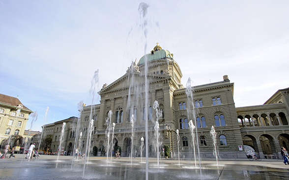 La Piazza federale di Berna con i giochi d’acqua e il Palazzo federale. 