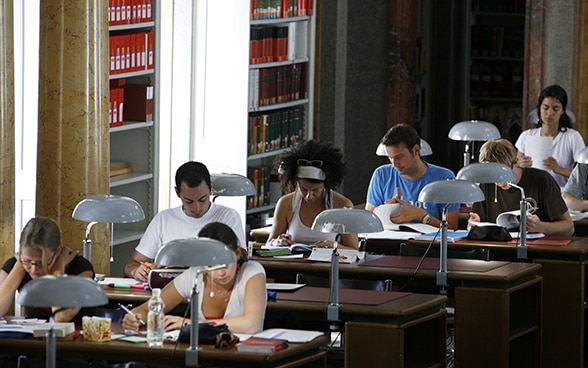 Des étudiants dans la bibliothèque de l’Université de Berne