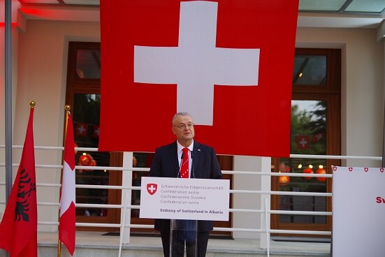 Ambasada e Zvicrës organizon pritje për Ditën Kombëatre të Zvicrës