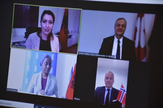 Nënshkrim virtual i marrëveshjes për blerjen e respiratorëve nga Ministrja e Shëndetësisë Ogerta Manastirliu (majtas lart), Ambasadori zviceran Adrian Maître (djathtas lart), Përfaqësuesja e UNDP Lymia Eltayeb (majtas poshtë), dhe Ambasadori norvegjez Jens Erik Grondahl (djathtas poshtë).