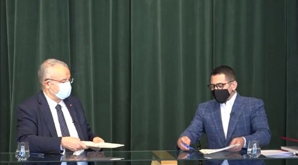 Ambasadori zviceran Adrian Maître gjatë nënshkrimit të marrëveshjes së re për grante me Ministrin për Rindërtimi Arben Ahmetaj.