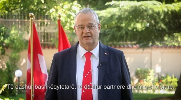 Ambasadori zviceran Adrian Maître jep urimet më 1 Gusht 2020