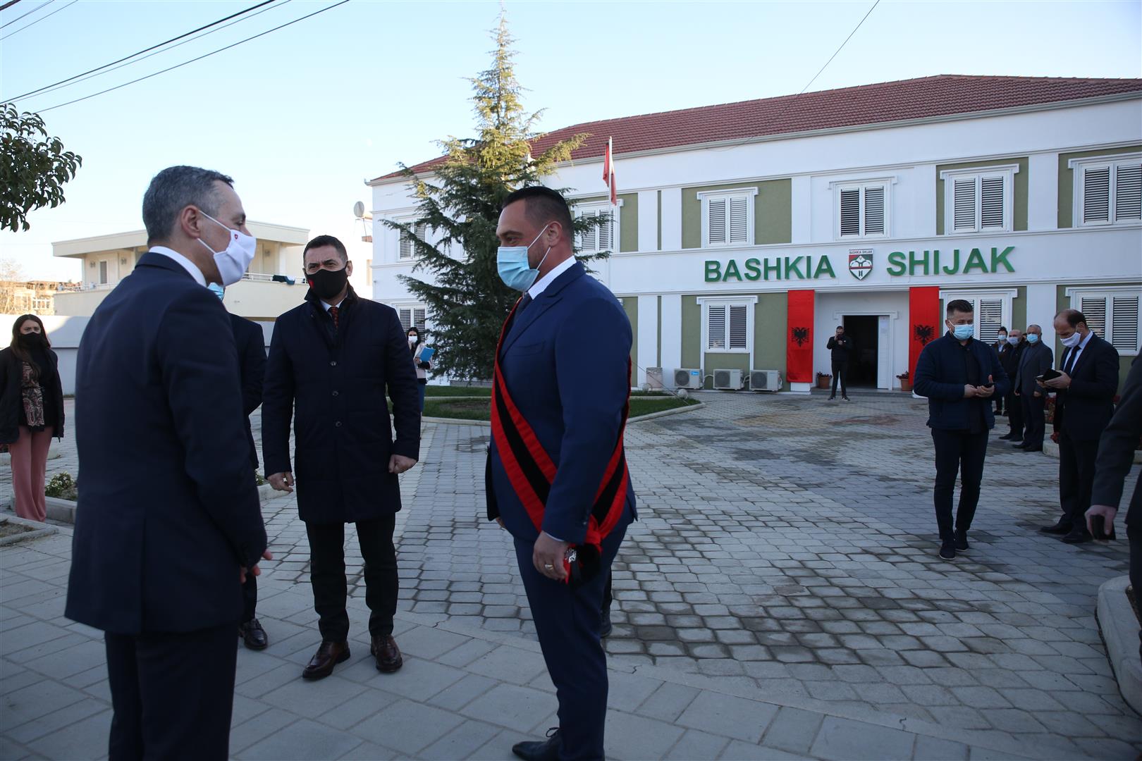 Federal Councilor Ignazio Cassis met with Albania's President Ilir Meta, Prime Minister Edi Rama and Acting Minister for Europe and Foreign Affairs Gent Cakaj. He met also the Minister for Reconstruction Arben Ahmetaj and visiteted houses renovated in Shijak with Swiss support. 
