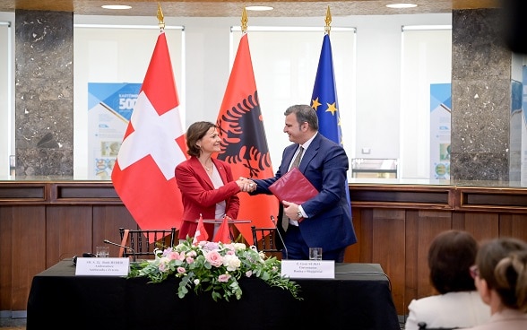 Swiss Ambassador Ruth Huber and Governor of the Bank of Albania Gent Sejko after signing the agreement on technical support.