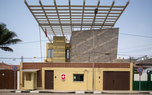 Bild von renoviertem Gebäude der Schweizer Botschaft in Luanda.