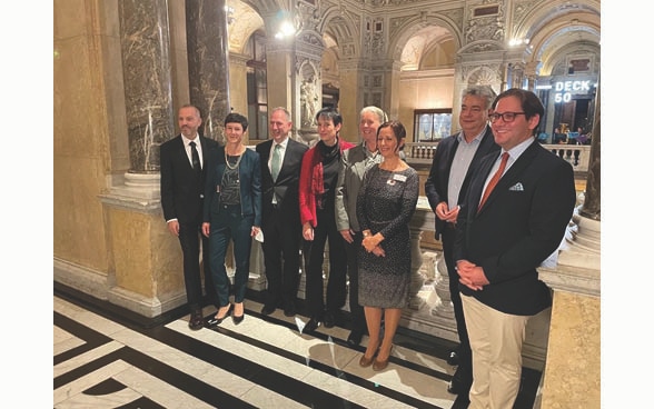 V.l.n.r.: Dr. Mathias Harzhauser (Leiter der geologisch-paläontologischen Abteilung, NHM Wien), Gesandte Barbara Schedler Fischer (Schweizerische Botschaft in Österreich), Mag. Markus Roboch (wirtschaftlicher Geschäftsführer, NHM Wien), Dr. Katrin Vohland (Generaldirektorin & wissenschaftliche Geschäftsführerin, NHM Wien), Dr. Annette Richter (Oberkustodin Naturkunde, Abteilung Sammlungen und Forschung, Landesmuseum Hannover), Dr. Ursula Göhlich (Kuratorin für Wirbeltierpaläontologie, NHM Wien), Mag. Werner Kogler (Vizekanzler und Bundesminister für Kunst, Kultur, öffentlichen Dienst und Sport), Dr. Daniel Hercenberger (Vizedirektor Filmmuseum Düsseldorf)