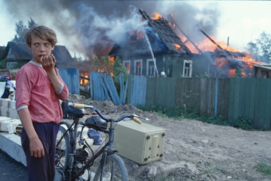 Axel Schön, Ohne Titel, aus der Serie: Feuer, Novgorod 1993