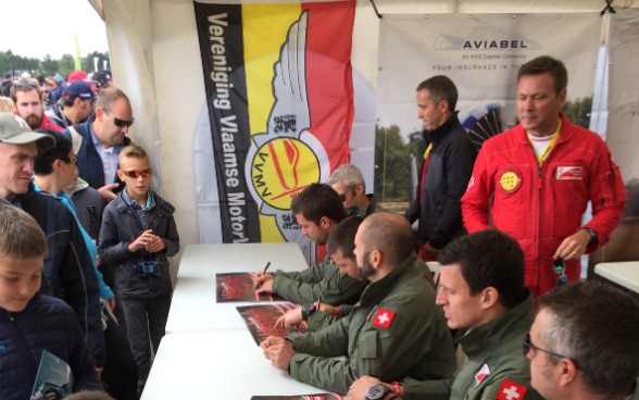 Les pilotes de la Patrouille suisse pendant la séance d'autographes.