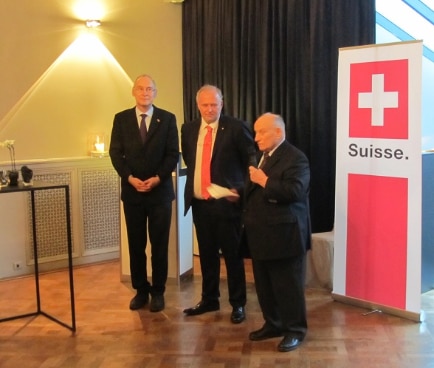 M. l’Ambassadeur Christian Meuwly, M. Frédéric Bohner, Consul général honoraire, et M. Walter Fretz, Président de la Société suisse d’Anvers. 
