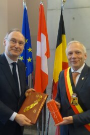L'Ambassadeur Christian Meuwly avec le Gouverneur Gilles Mahieu.