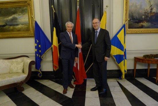 Le Gouverneur Carl Decaluwé avec l'Ambassadeur Christian Meuwly.