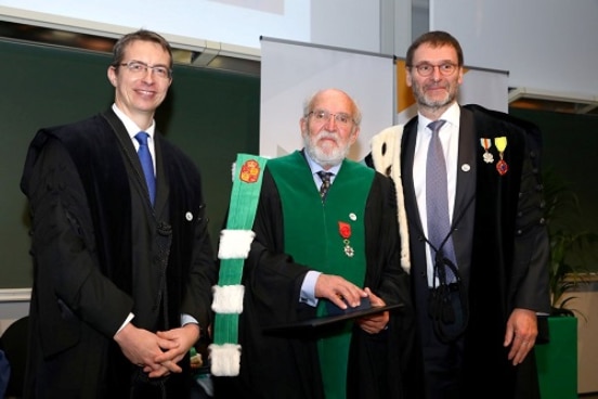 Michel Mayor entouré de Michaël Gillon de l’Institut d'Astrophysique et de Géophysique de l’Université de Liège (à gauche) et du Professeur Albert Corhay, Recteur de l’Université de Liège