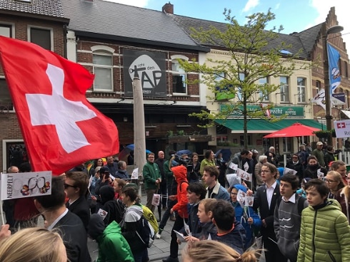 Les jeunes Suisses lors du grand défilé dans les rues de Neerpelt.