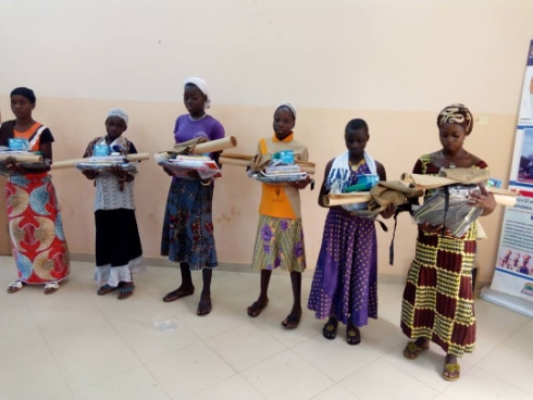Remise de kits scolaires par la Coopération suisse au Bénin