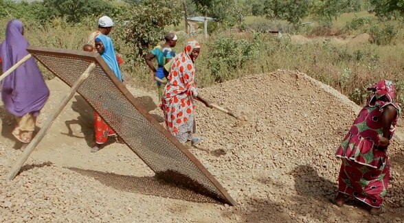 Les femmes productrices de gravier Programme de Développement des Infrastructures Economiques et Marchandes (PDIEM) de la Coopération suisse au Bénin