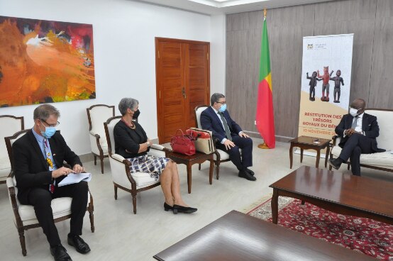 A droite, le Ministre des affaires étrangères et de la coopération, M. Aurélien Agbénonci acceuille en audience le Chef de Division Afrique de l'Ouest de la Direction du Développement et de la Coopération, M. Claudio TOGNOLA, la Cheffe de Coopération internationale de la Suisse au Bénin, Mme Elisabeth Pitteloud Alansar et le Chef suppléant M. Björn Schranz.