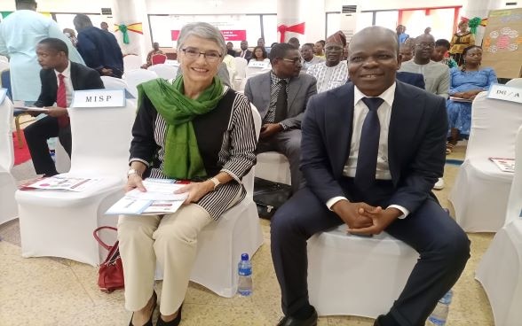 La Cheffe de la Cooperation Internationale de la Suisse au Bénin et le Ministre de la Décentralisation et de la Gouvernance Locale, lors du lancement du programme d'Appui à la Gouvernance locale et au Renforcement de l'Attractivité territoriale (AGORA), au Palais des Congrès de Cotonou le 23 février 2023. 