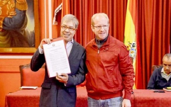 Gobernador de Tarija, Adrián Oliva, junto al secretario
