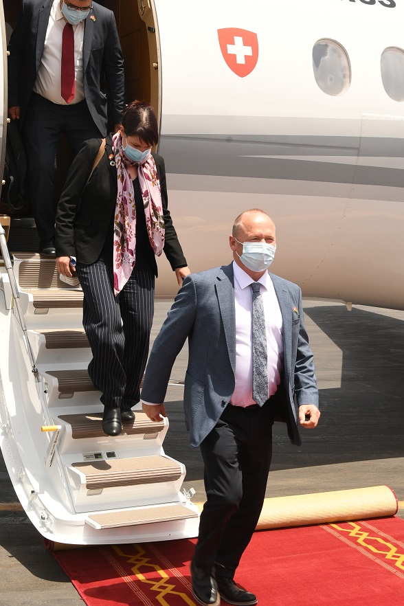 Le président du Conseil national suisse, Andreas Aebi, à sa descente d'avion au Burkina Faso