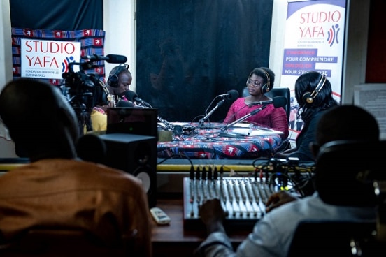 Des animateurs lors d'un débat radiophonique au Studio Yafa