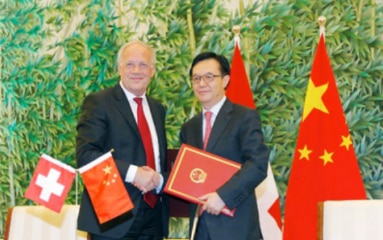 Swiss Federal Councillor Johann Schneider-Ammann and Chinese Minister of Commerce Chen Deming