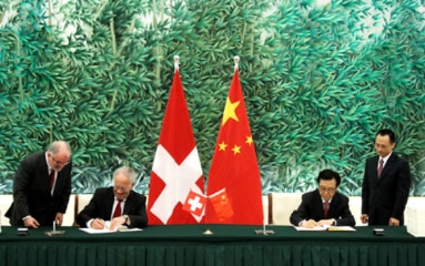 Swiss Federal Councillor Johann Schneider-Ammann and Chinese Minister of  Commerce Chen Deming during the signing ceremony of  the FTA