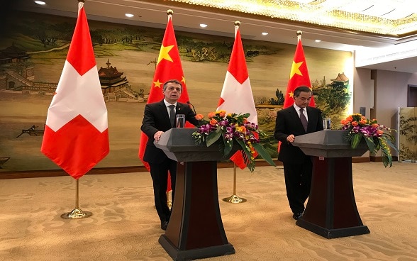 瑞士外交部长卡西斯同中国外长王毅北京举行新闻发布会。