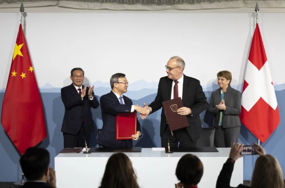 1月15日，联邦委员兼经济、教育与研究部长居伊·帕姆兰和中国商务部副部长王受文在伯尔尼签署瑞中自贸协议联合声明。