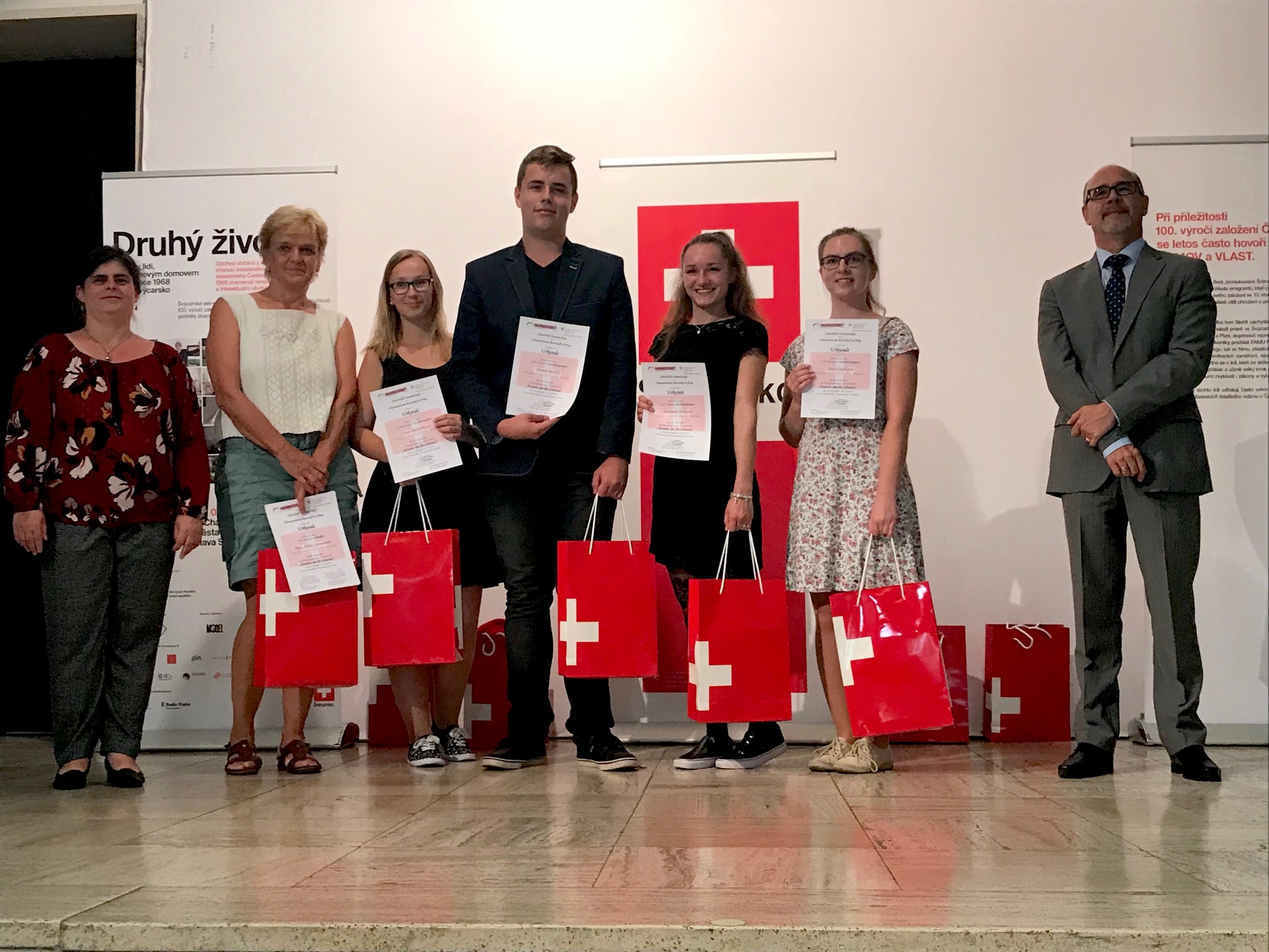 Die Preisverleihung an die Gewinner der einzelnen Kategorien des ganzjährig stattfindenden Wettbewerbes für Schüler von Gymnasien und Mittelschulen über die Schweiz, organisiert von der Zeitschrift Freundschaft im vergangenen Schuljahr.