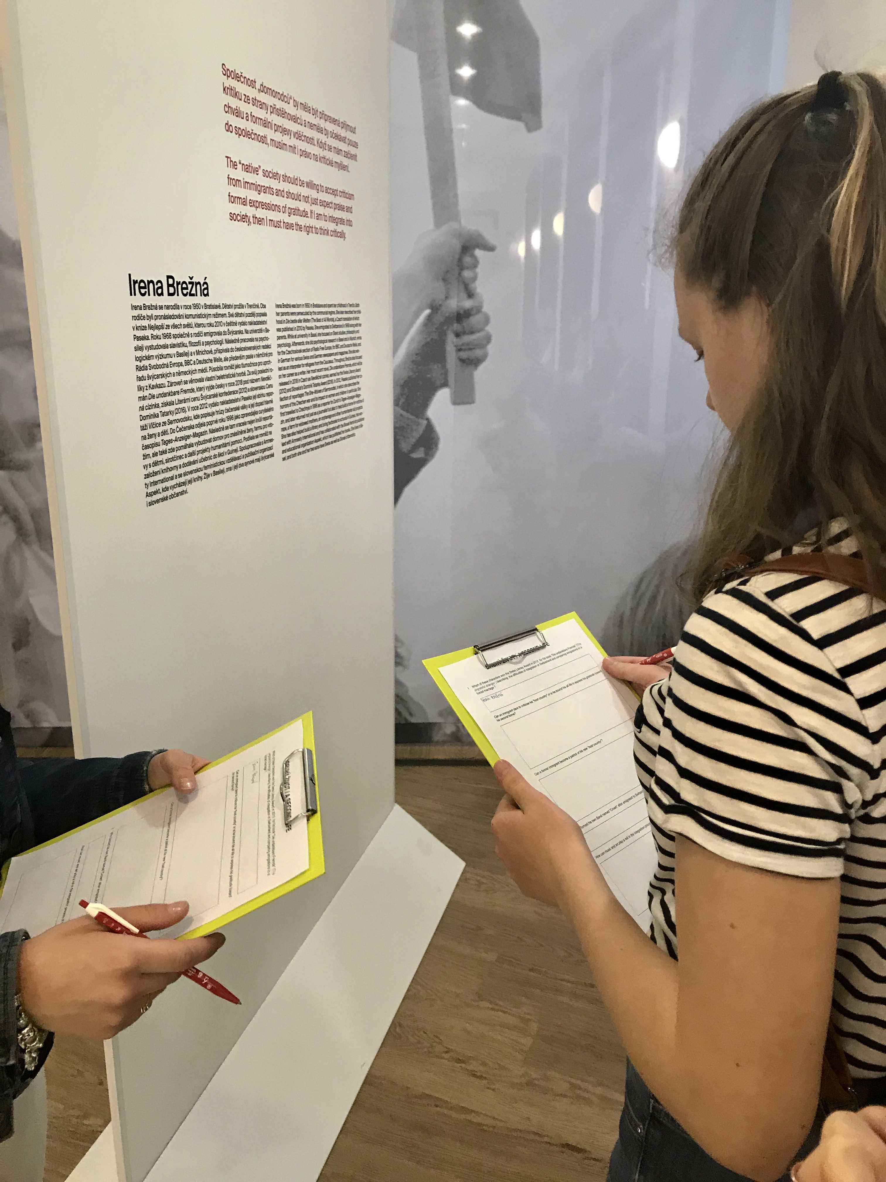 Am 12.04. 2018 haben die Ausstellung 58 Schüler des Englisch-tschechischen Gymnasiums Amazon besucht. Sie haben mit den Mitarbeitern der Botschaft das speziell für sie vorbereitete Programm zum Thema Heimat mitgemacht.