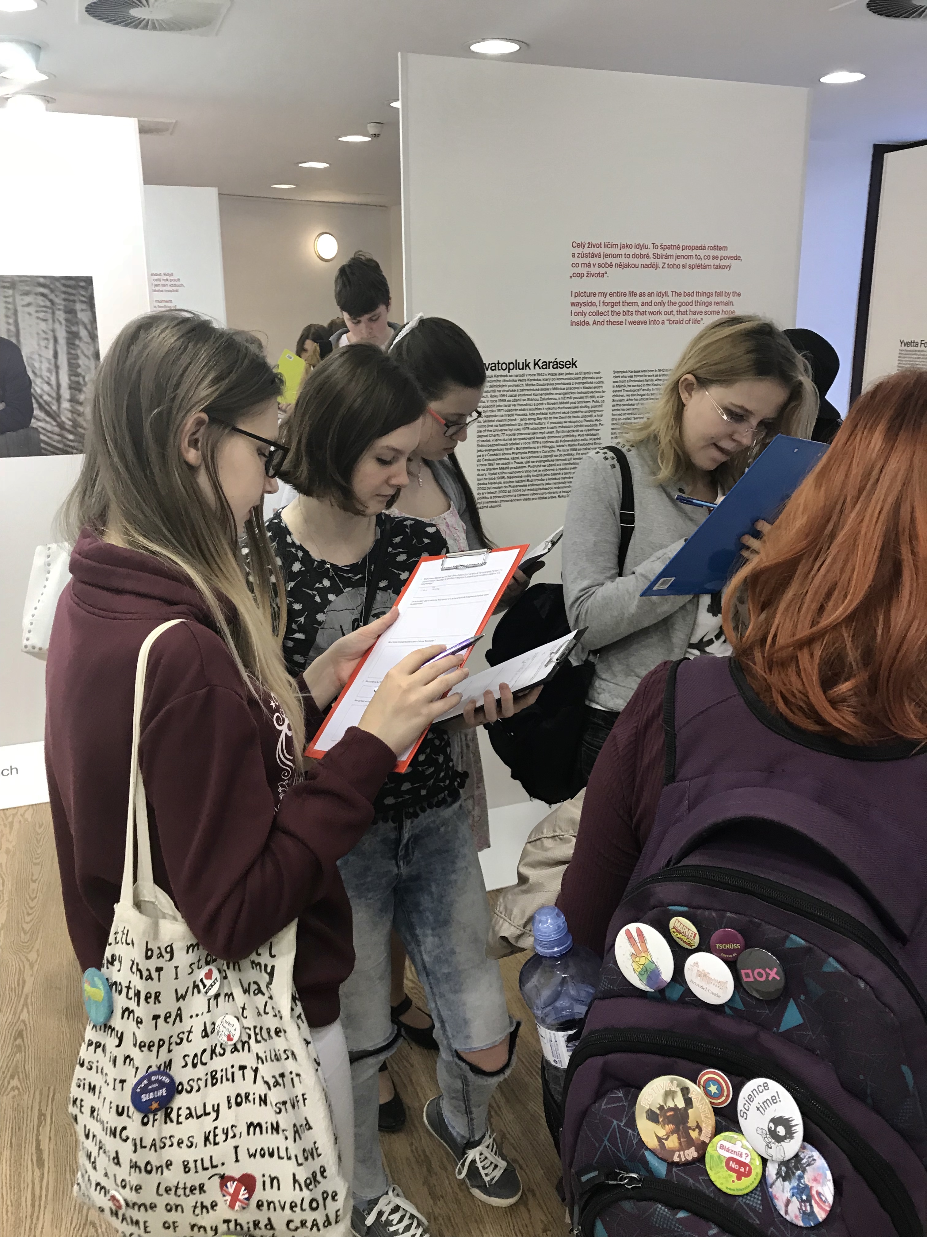 Am 12.04. 2018 haben die Ausstellung 58 Schüler des Englisch-tschechischen Gymnasiums Amazon besucht. Sie haben mit den Mitarbeitern der Botschaft das speziell für sie vorbereitete Programm zum Thema Heimat mitgemacht.