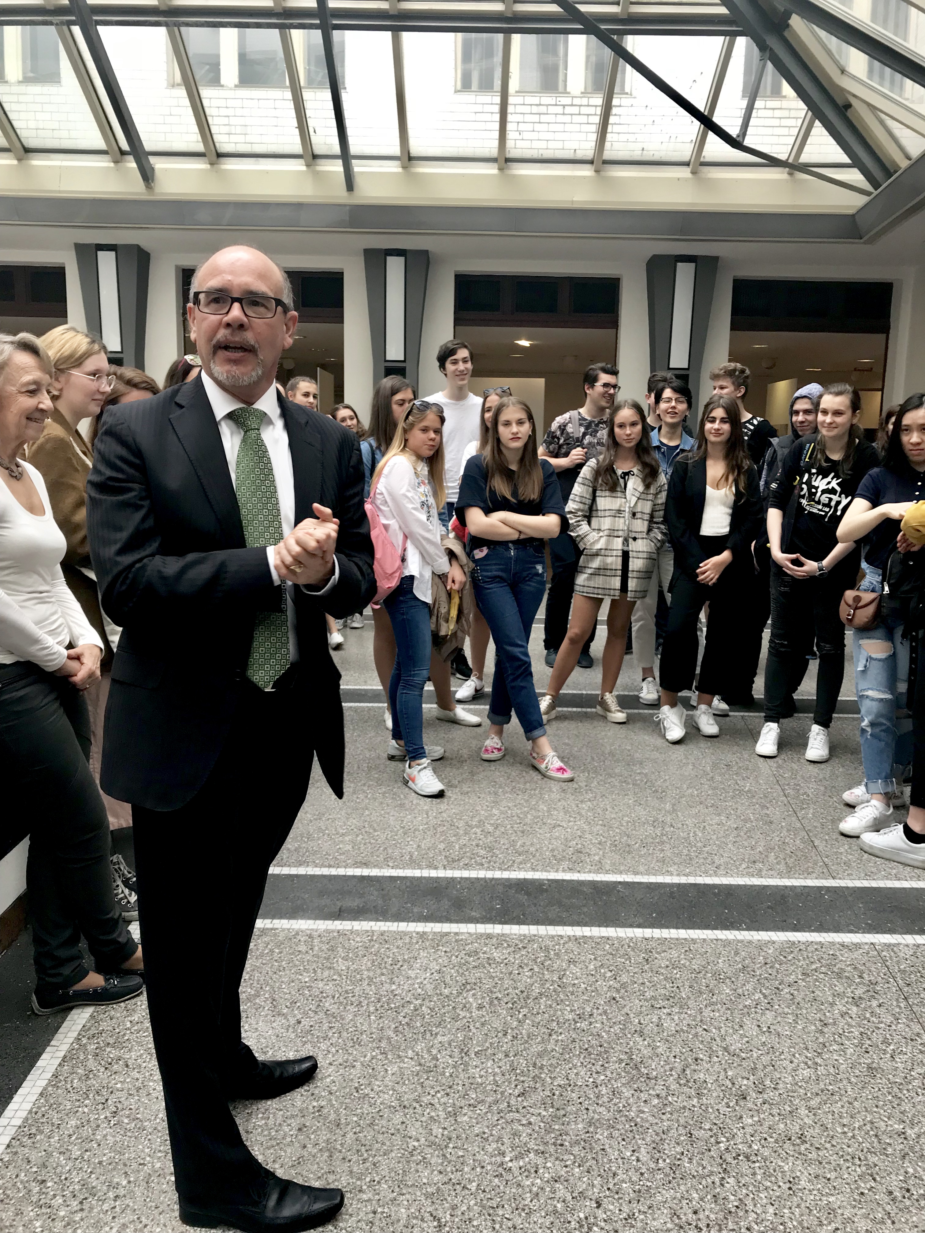 Am 12.04. 2018 haben die Ausstellung 58 Schüler des Englisch-tschechischen Gymnasiums Amazon besucht. Sie haben mit den Mitarbeitern der Botschaft das speziell für sie vorbereitete Programm zum Thema Heimat mitgemacht.