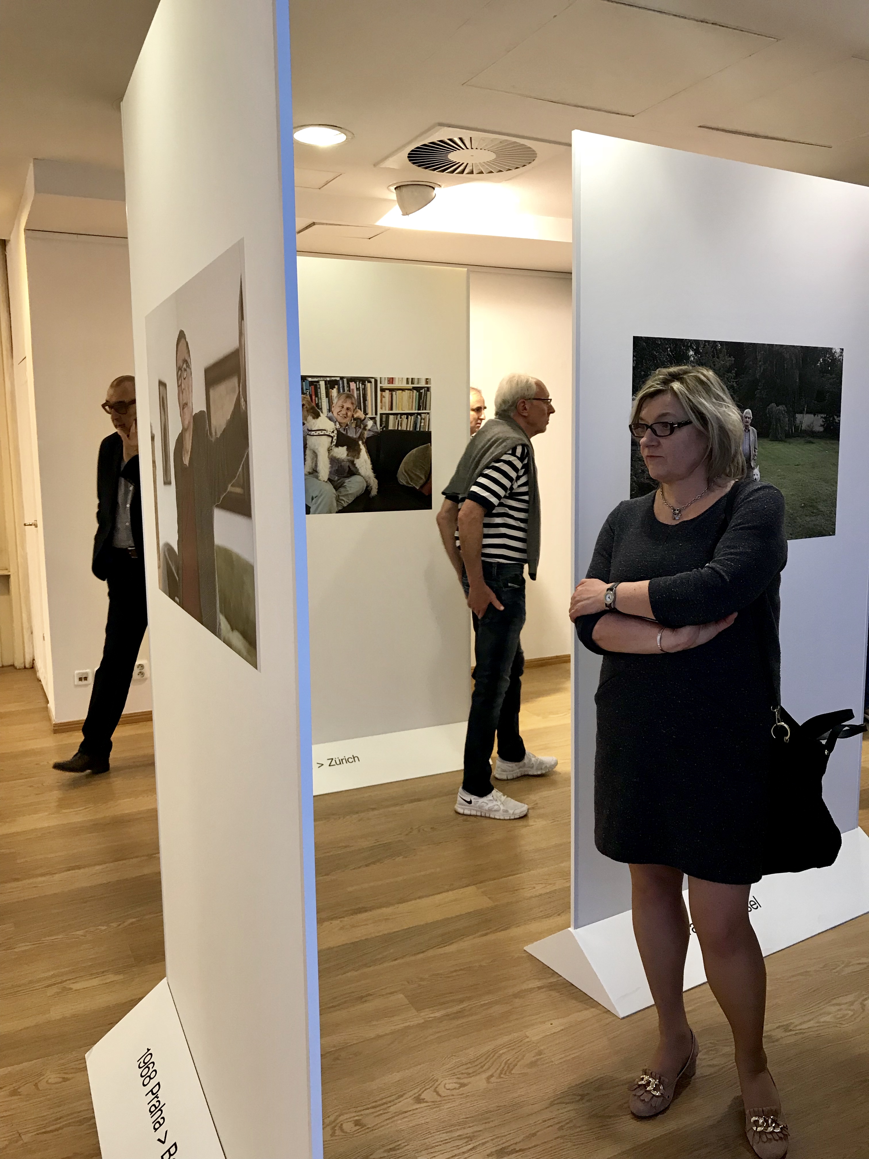 Am 10.04. 2018 hat in der Galerie kritiku die kommentierte Führung stattgefunden. Durch die Ausstellung hat die anwesenden Gäste die Fotografin Iren Stehli geführt.