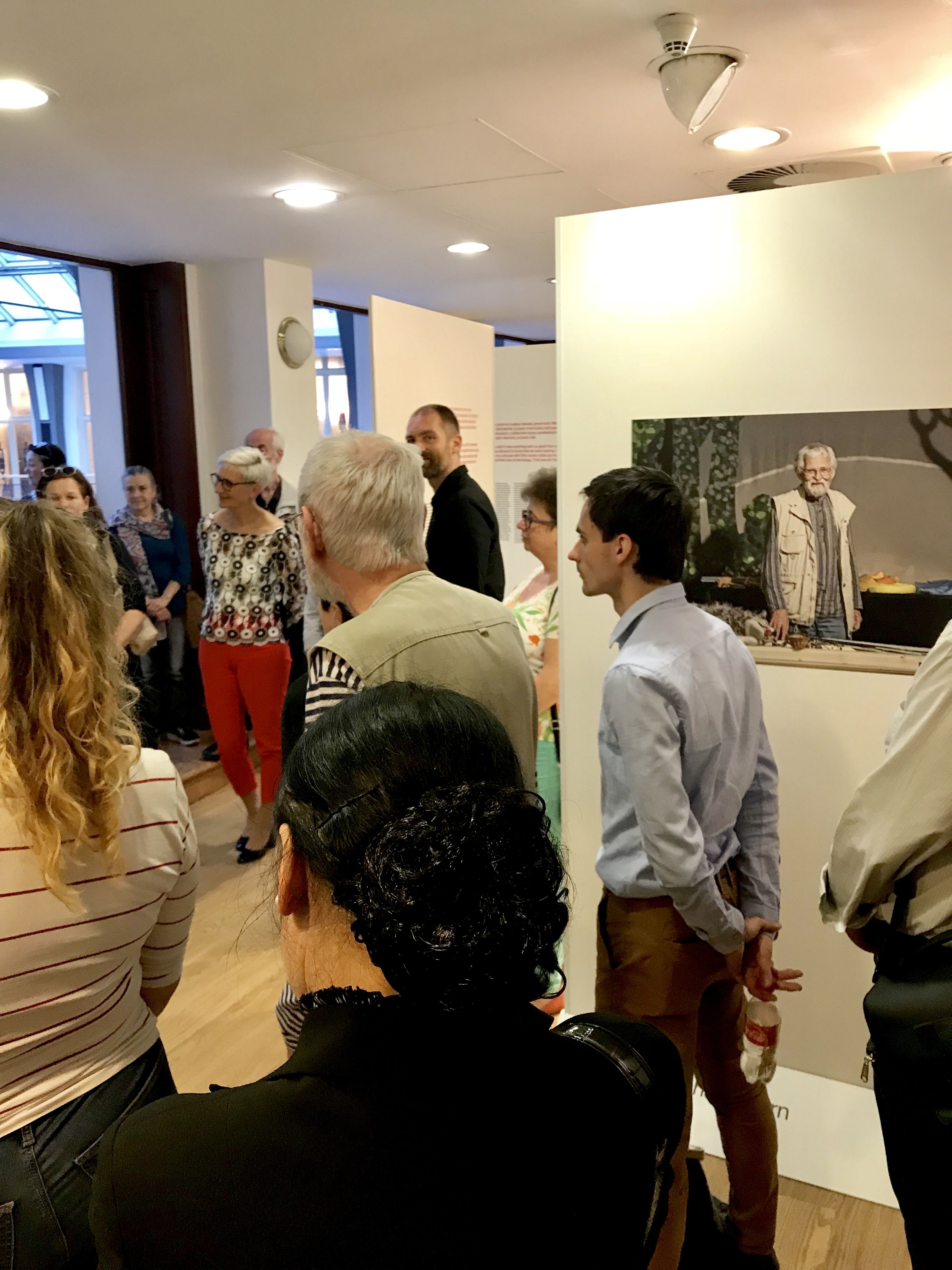 Am 10.04. 2018 hat in der Galerie kritiku die kommentierte Führung stattgefunden. Durch die Ausstellung hat die anwesenden Gäste die Fotografin Iren Stehli geführt.