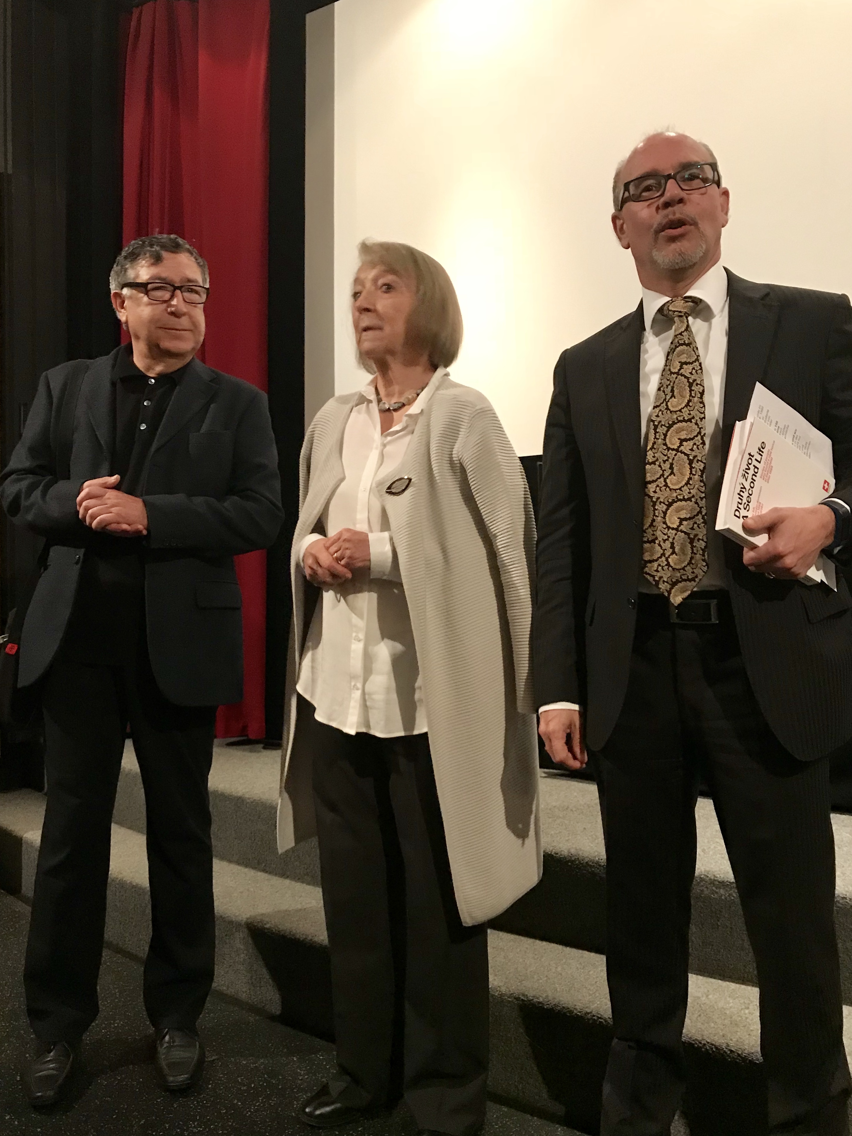 Botschaftsrat Rolf Ott und Jana Kuhnova, Mitarbeiterin der Schweizerischen Botschaft zuständig für Kultur stellen den Filmregisseur Bernard Safarik vor