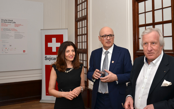Schweizer Botschafter Dominik Furgler und Frau Hayam Furgler begrüssen die Gäste der Vernissage