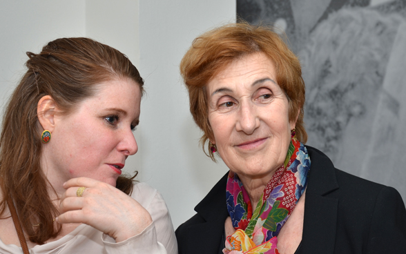 Fiona Ziegler (links) Regisseurin des Films Druhy život (Bestandteil der Ausstellungsexposition) im Gespräch mit Iren Stehli, Autorin der ausgestellten Fotos 
