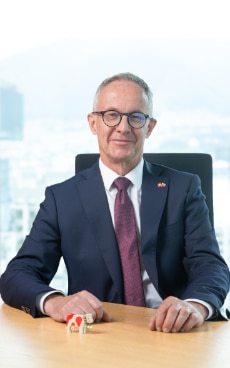 Retrato de Stefan Kloetzli, embajador de Suiza en Ecuador