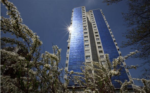 Immeuble avec des panneaux solaires à Wittigkofen (Berne), © DFAE, Présence Suisse 