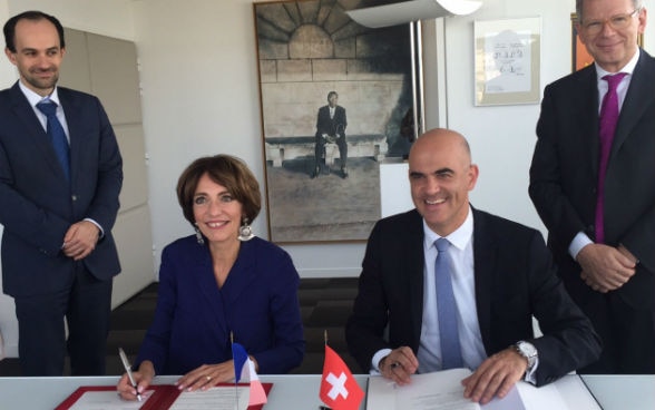 Signature le 27 septembre 2016 d’un accord-cadre sur la coopération sanitaire transfrontalière par le Conseiller fédéral Alain Berset et la Ministre française des Affaires sociales et de la Santé Marisol Touraine , © Département fédéral de l'intérieur