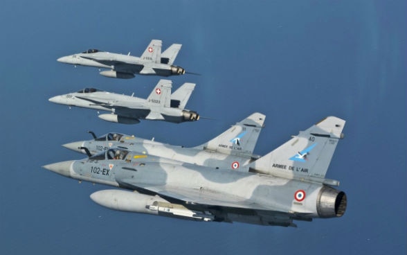 Des avions de chasse suisses et français côte à côte